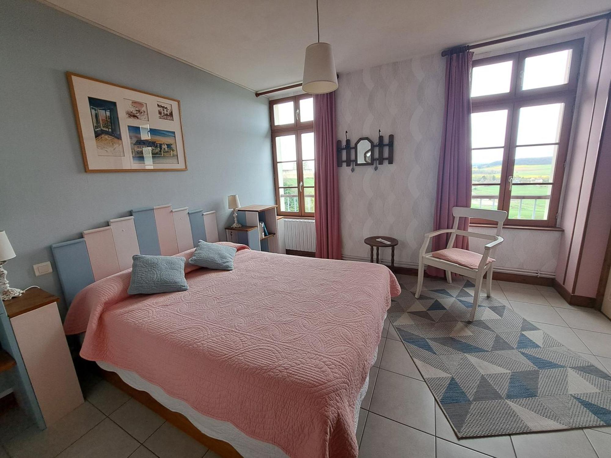 Location A Coucy Le Chateau Exterior photo